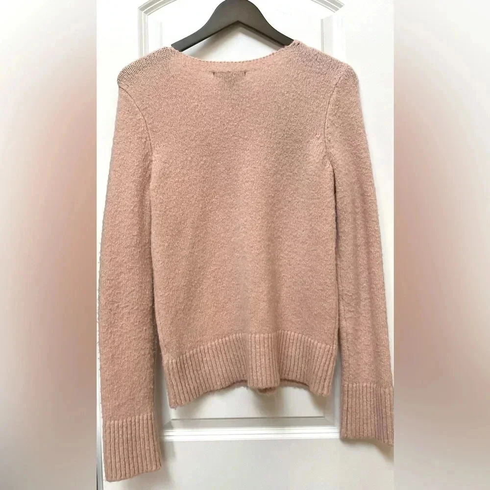 tahari neck